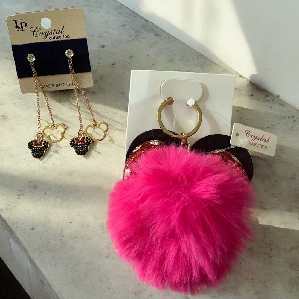 NWT-MINNIE MOUSE EARRINGS AND KEYCHAIN